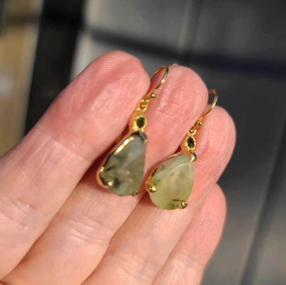 Prehnite & Chrome Diopside teardrop gold earrings - Picture 3 of 7